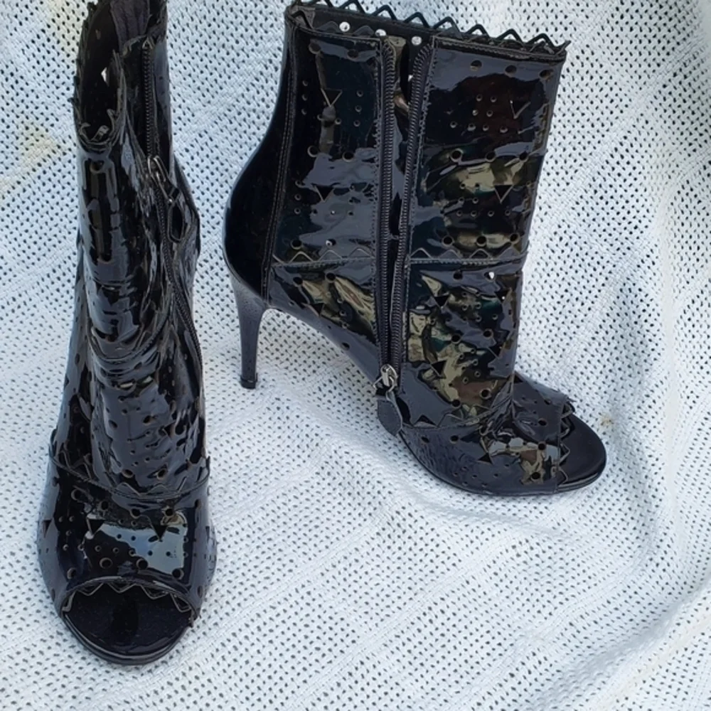 Pour la Victoire Patent Leather Stiletto Ankle Boots‎ 9.5
